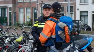 ‘Brandweeragent’ houdt overvaller aan
