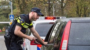 Agent vindt vuurwapen en drugs in auto