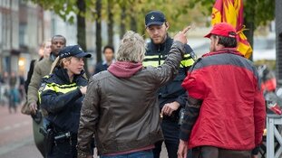 Automobilist rijdt in Dordrecht op in op mannen, politie zoekt foto’s en films