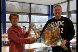 Franciske van Vugt ontvangt de wisselbeker NK Online Debatteren