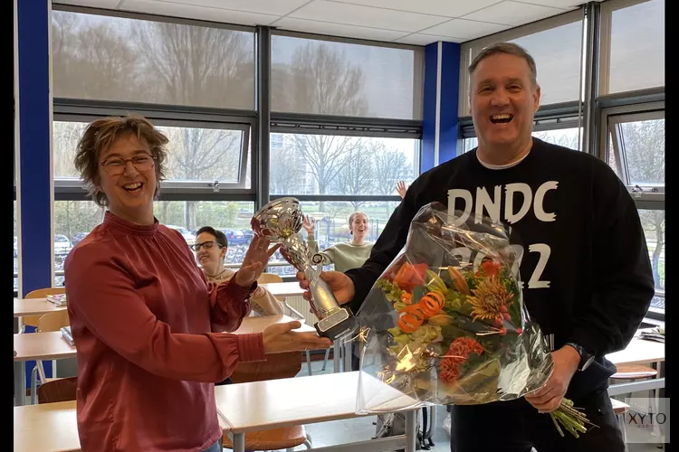 Franciske van Vugt ontvangt de wisselbeker NK Online Debatteren