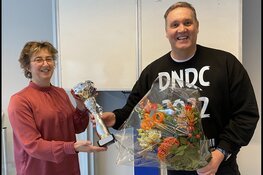 Franciske van Vugt ontvangt de wisselbeker NK Online Debatteren