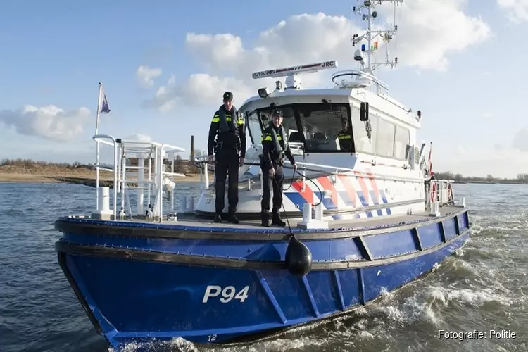 Plezierbootje op Beneden Merwede overvaren door binnenvaartschip