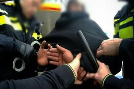 Vuurwapen aangetroffen in voertuig Dordrecht; twee mannen aangehouden