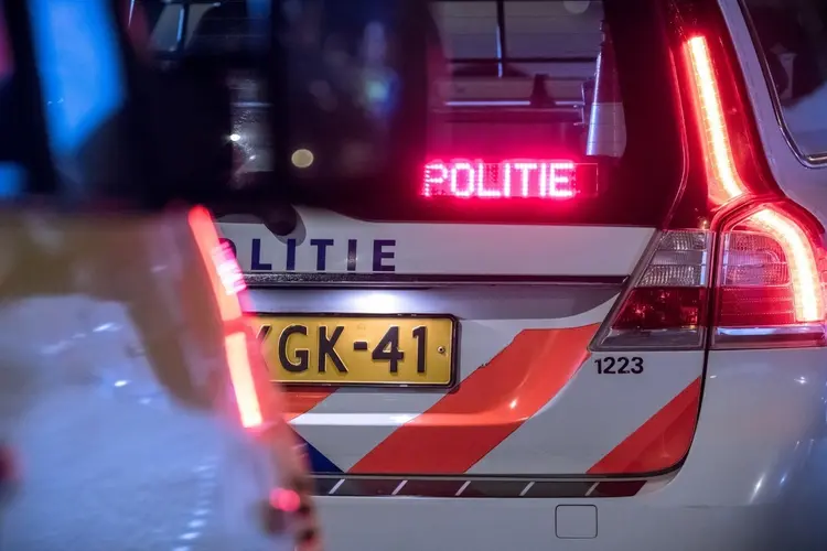 Man grapt over vuurwapen