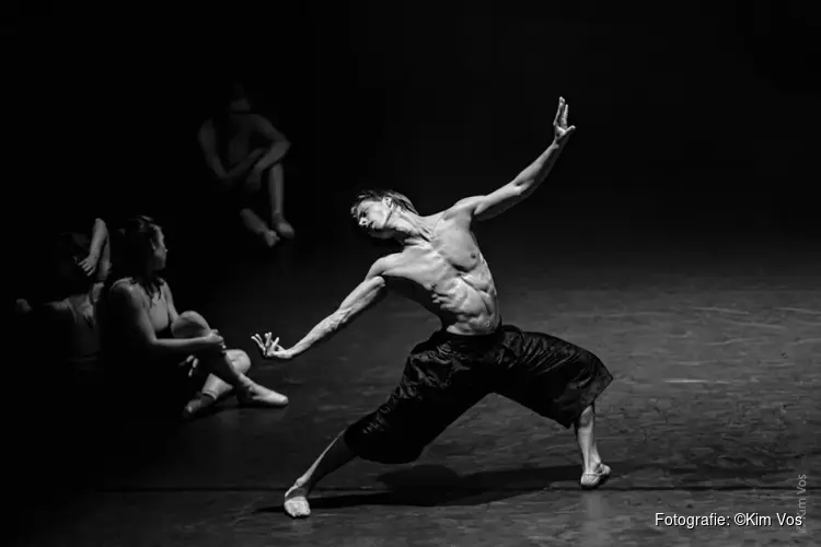 Theatersensatie: «INdependent 24» + «Present»  bij Marne van Opstal van "Past | Present | Future