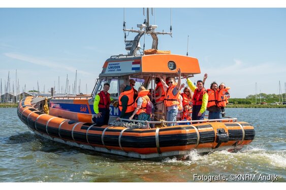 KNRM opent reddingstations tijdens Reddingbootdag: "Met die boot over de golven, dat vergeet je nooit meer"