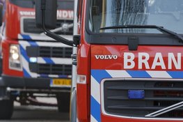 Geparkeerde auto door brand verwoest in Oud-Alblas