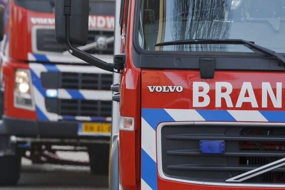 Geparkeerde auto door brand verwoest in Oud-Alblas