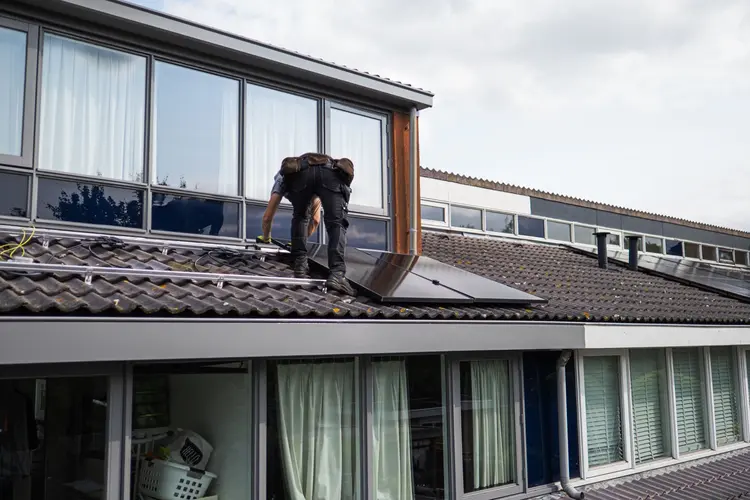 Zonnepanelen en een thuisbatterij combineren: zo haal je meer uit je eigen stroom